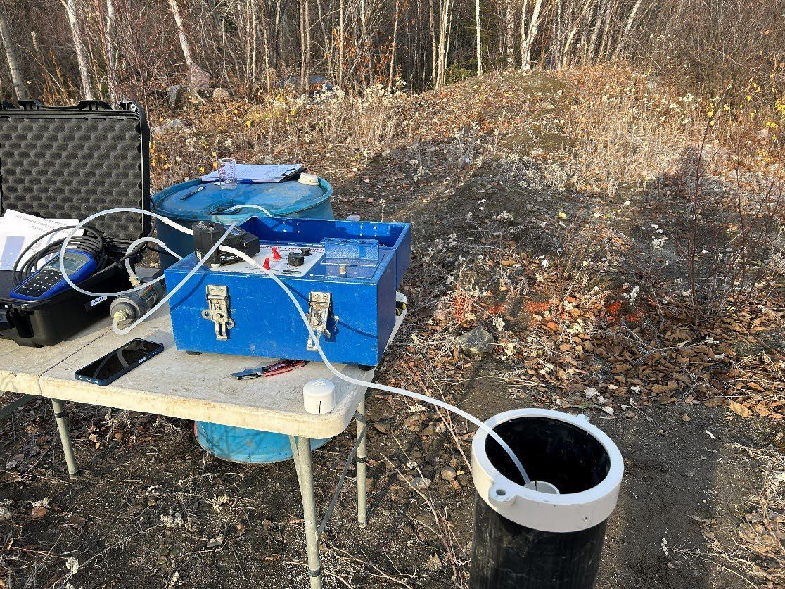 Pompe et sonde multiparamètre installées sur un puits d’observation pour échantillonner l’eau souterraine