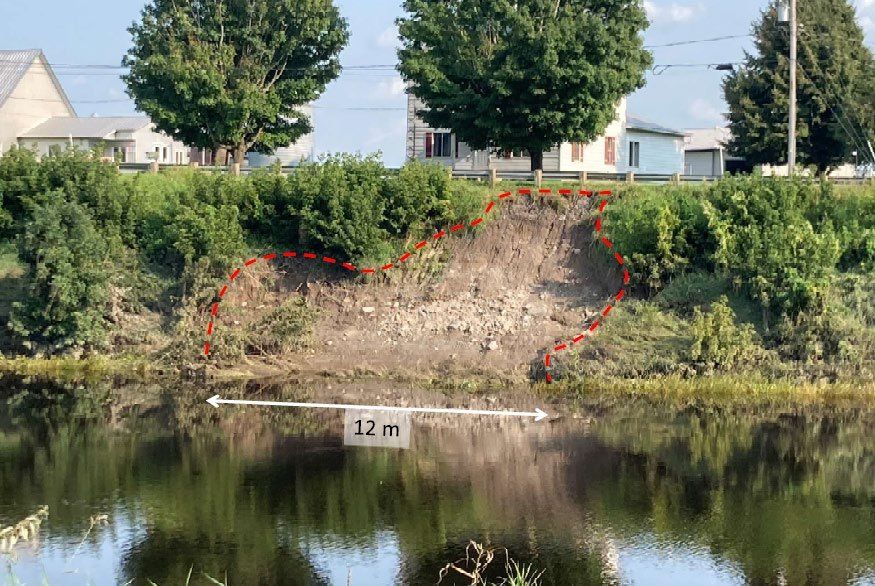 Cicatrice d’un glissement de terrain d’environ 12 m de large dans le talus de la rivière