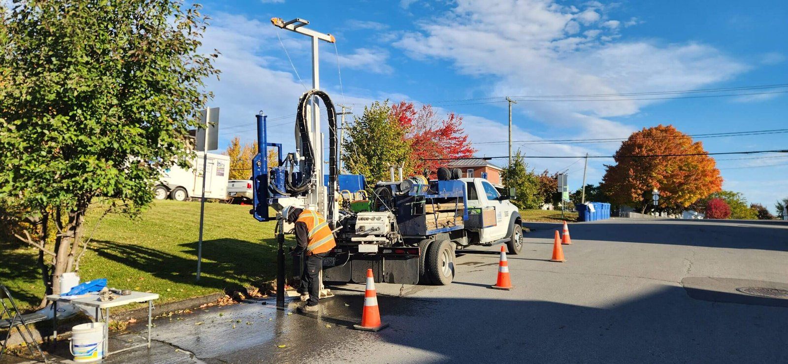 Foreuse sur camion réalisant un forage dans une rue de Sainte-Anne-des-Plaines