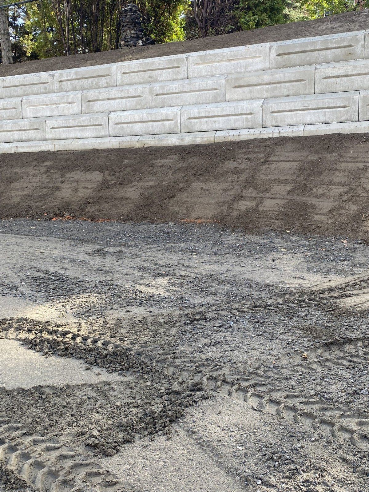 Nouveau mur de soutènement en blocs de béton à Shawinigan