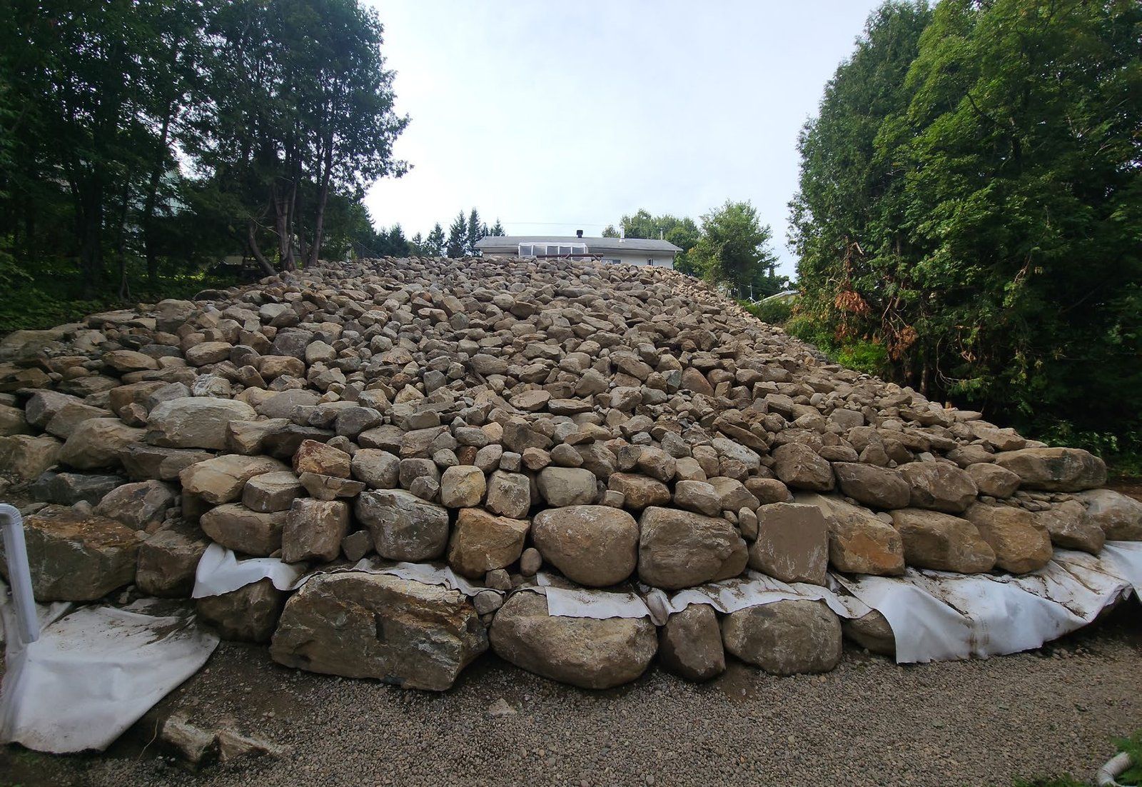 Nouveau talus stabilisé par un enrochement de gros blocs